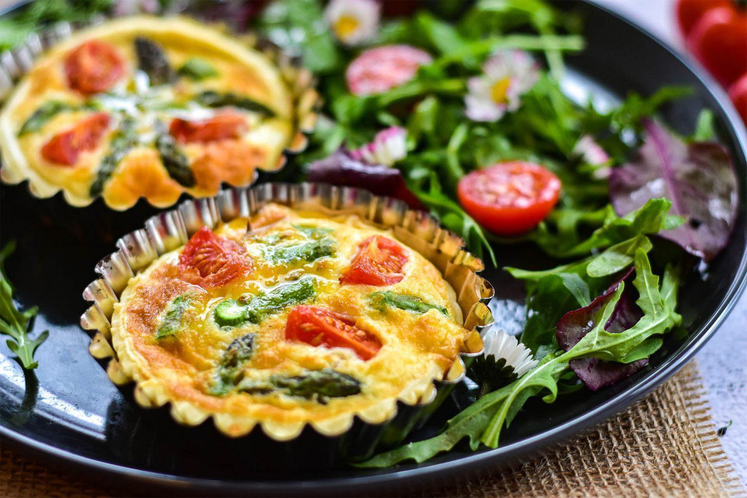 Salad and asparagus pies from Aude