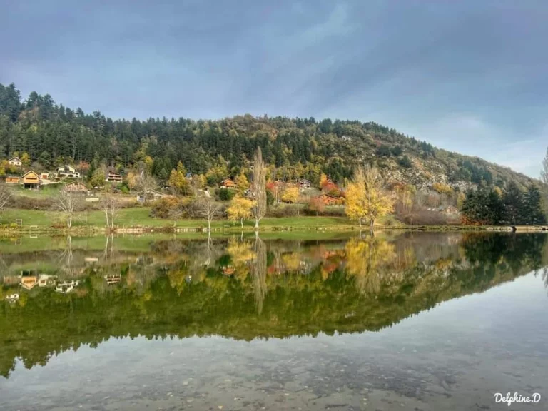 LE lac de Belcaire au bord du camping des chalets du lac