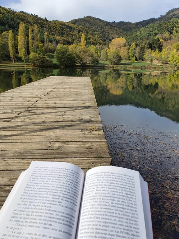 Un libro abierto sobre el pontón del lago Belcaire