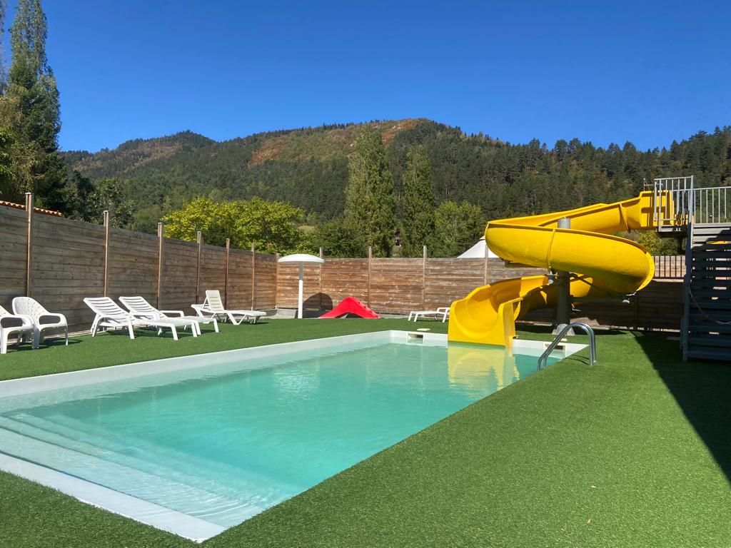 The pool and slide of the Chalets du Lac