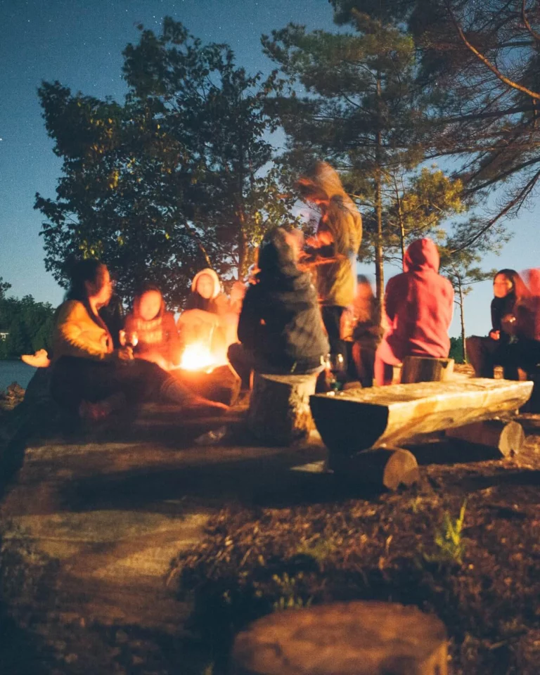 repas a theme en bord du lac belcaire