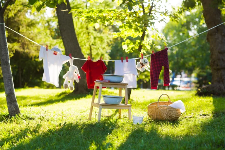 Linge qui sèche au soleil en camping