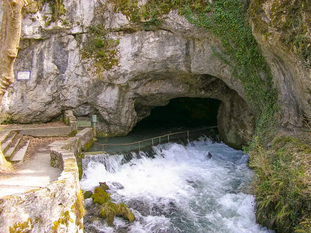 Discover Fontestorbes fountain