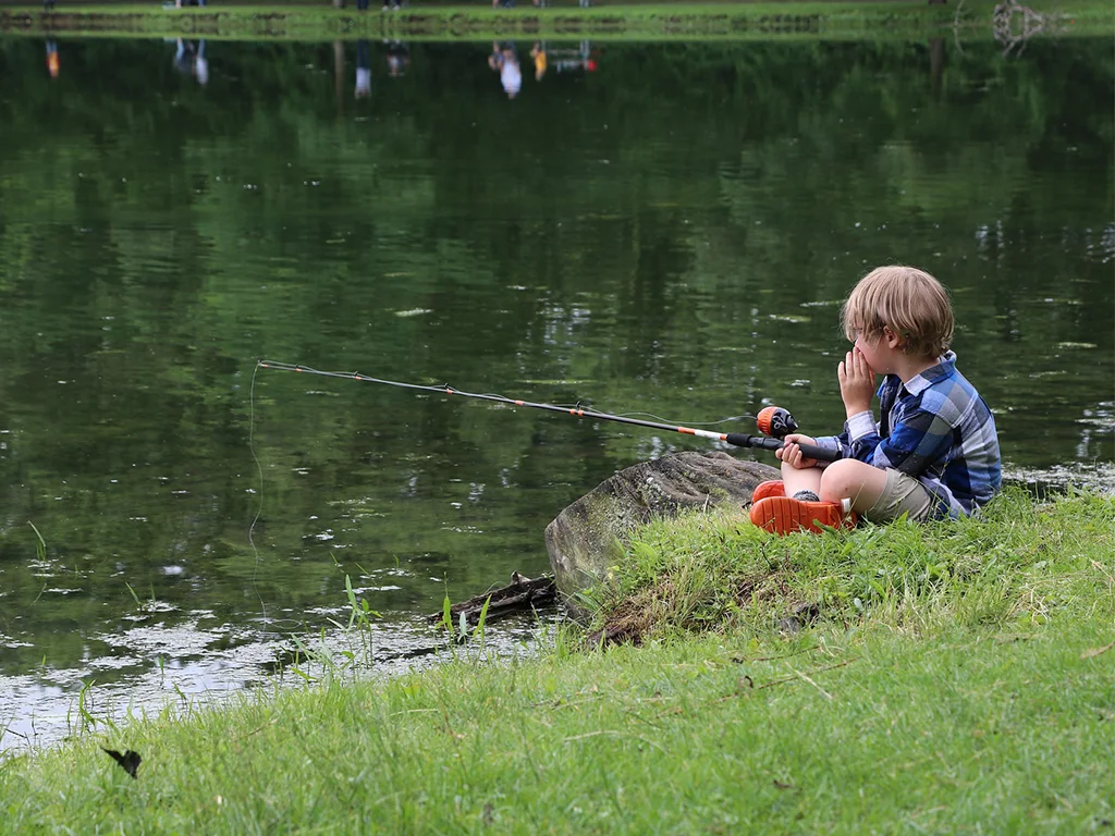 Pesca infantil en el lago Belcaire