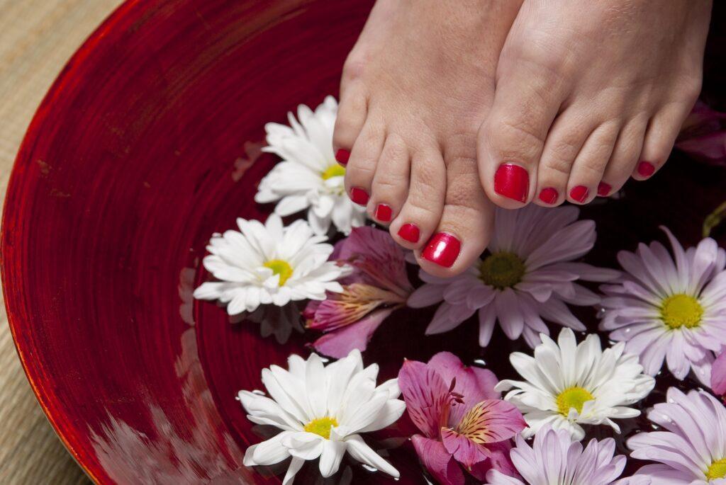 Pies en un baño de flores spa tranquilidad