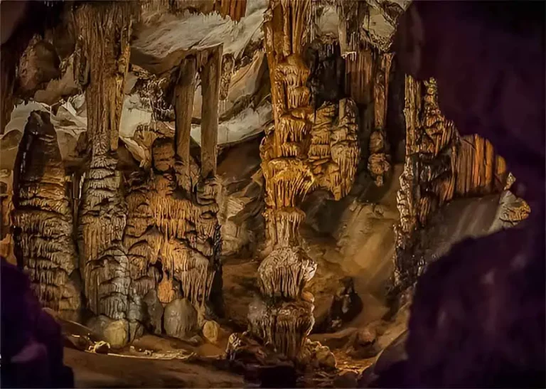 caves in the Aude next to the campsite Les Chalets du Lac Belcaire.