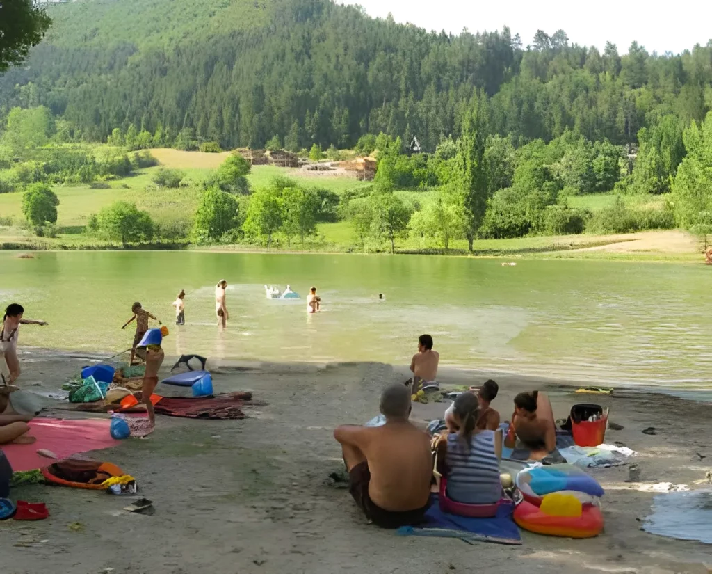 Playa del lago Belcaire y natación familiar