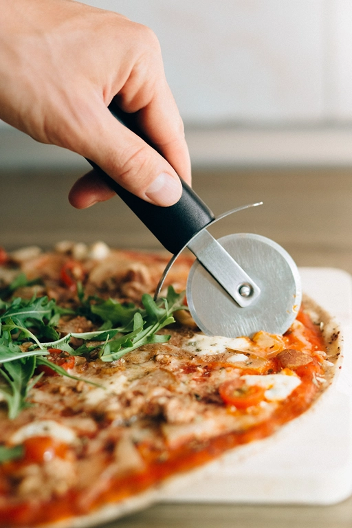 découpe de pizza avec une roulette