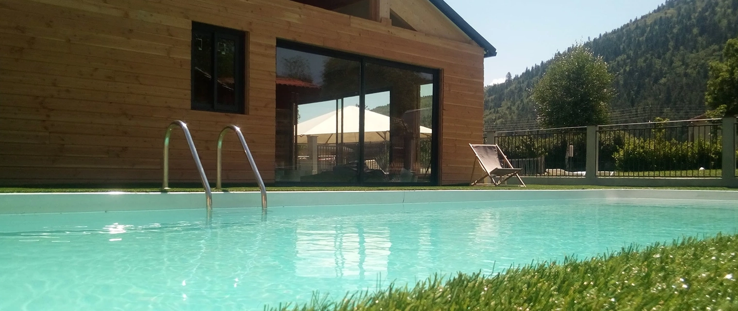 piscine des chalets du lac belcaire