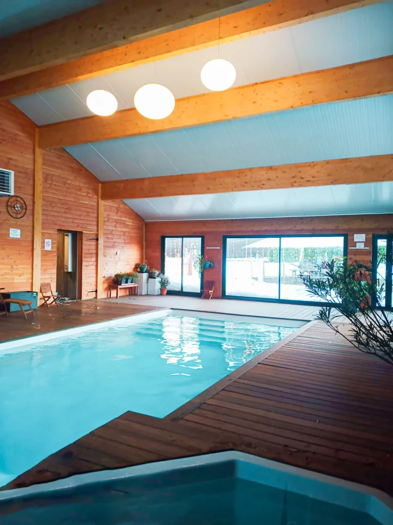 Piscina cubierta en los Chalets du Lac Belcaire 