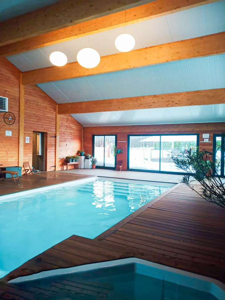 Piscina cubierta de los chalets du lac Belcaire copia