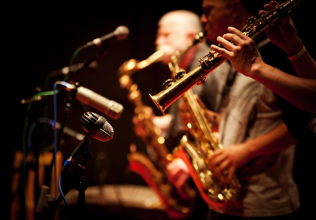 Evening concerning Musciens who play brass at the chalets of Lake Belcaire  