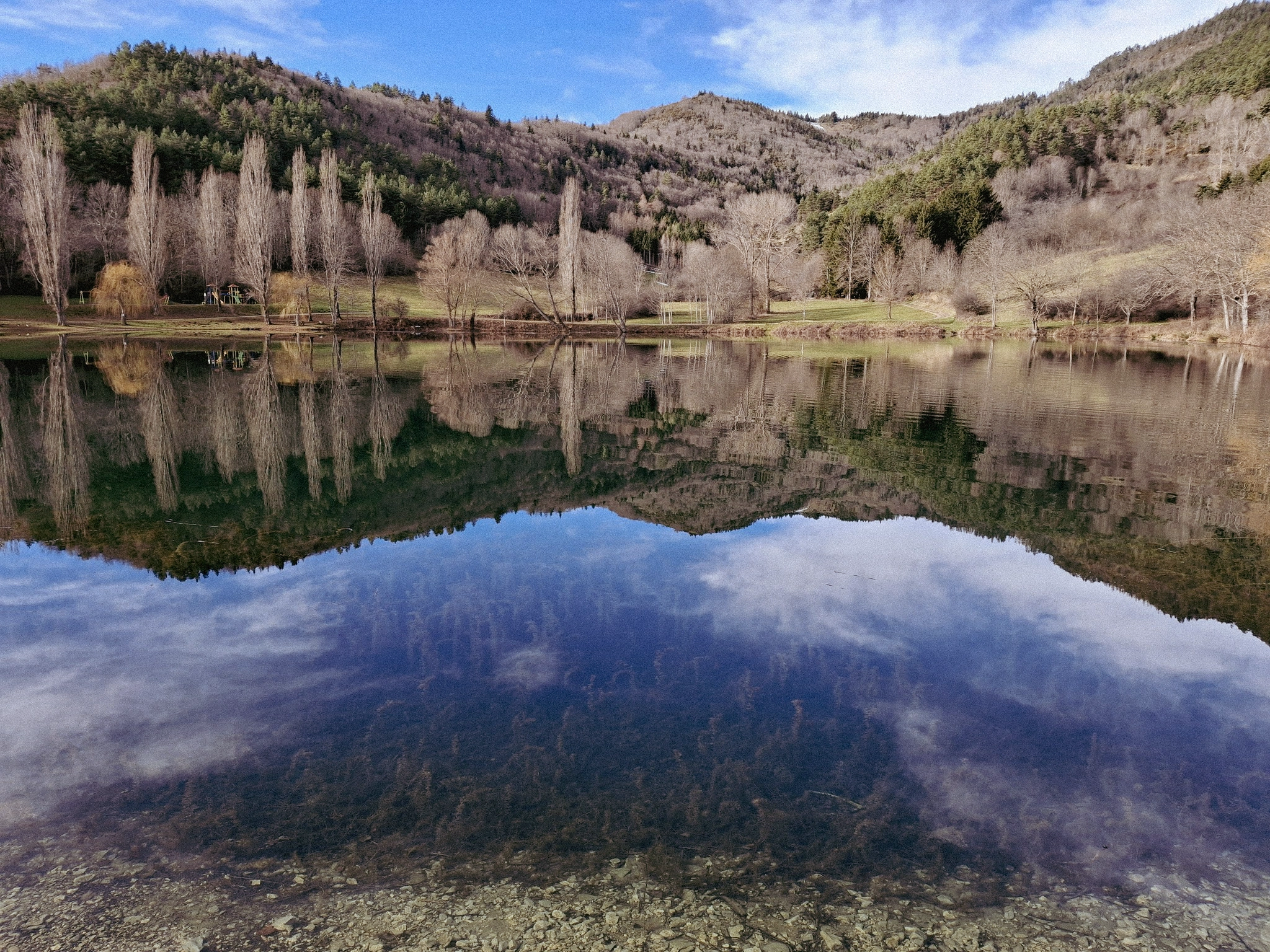 chalet lac belcaire lac transparent